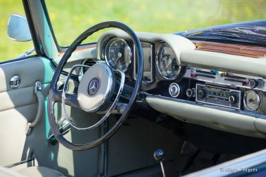 Mercedes-Benz 230 SL 