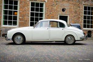 Jaguar-MkII-Mk2-Automatic-1962-Old-English-White-02b.jpg